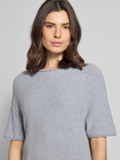 Vrouwenmodel draagt Boxy Fit Pullover aus Baumwoll-Mix-Frottee van Marc O'Polo in effen lichtgrijs, korte mouw, frottee textuur, nahaufnahme bovenlichaam.