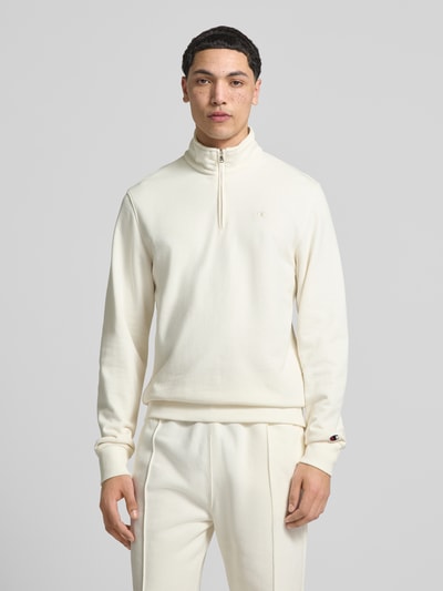 Männermodel trägt Sweatshirt mit Stehkragen und Reißverschluss von CHAMPION in Creme, Baumwoll-Mix, Regular Fit, Ganzkörperansicht von vorne.