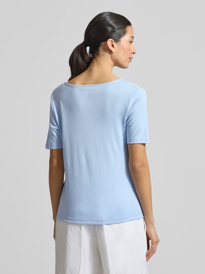 Frauenmodel trägt T-Shirt mit Wasserfall-Ausschnitt von More & More, hellblau, Viskose-Mix, Regular Fit, Rückenansicht, Ganzkörperansicht Rückansicht.