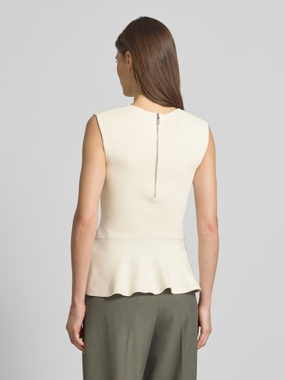 Frauenmodel trägt Regular Fit Top aus Viskose-Mix Modell 'FILLO' von BOSS in Creme mit Schößchen-Saum, Feinstrick, Ganzkörperansicht Rückansicht.