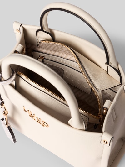 Produktfoto, weiße Tote Bag mit Logo-Applikation Modell 'Ridhi' von Liu Jo, goldene Details, Reißverschluss, strukturierte Ledertasche, Hauptfach, Tragehenkel, abnehmbarer Schulterriemen, Innenfach mit Logoprägung, Maße: 26x21x11 cm, Riemen 112 cm