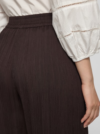 Frauenmodel trägt Wide-Leg-Pants aus Reine Viskose mit elastischem Bund von Someday, Loose-Fit, Modell Cenya resort, Detailaufnahme