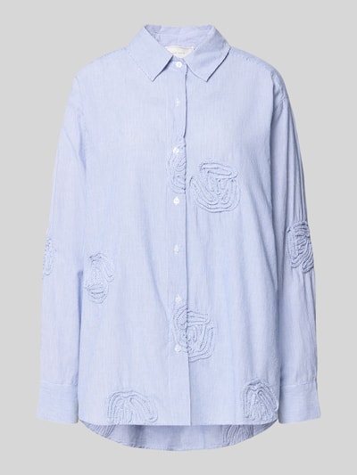 Produktfoto, Relaxed Fit Bluse mit Streifenmuster Modell 'Dalma Dori' von Neo Noir aus reiner Baumwolle, hemdblaue Töne, florale Applikationen, sichtbare Knopfleiste.