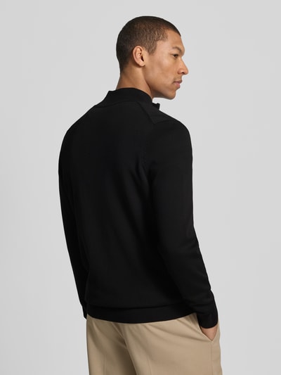 Männermodel trägt Regular Fit Gebreid jack uit puur katoen Model 'SAN JACOMO' van HUGO, look: effen, ritssluiting, schipperskraag, labelstitching, lange mouw, mouwboord en rompzoom geribd, materiaalverwerking: knitwear Ganzkörperansicht Rückansicht.