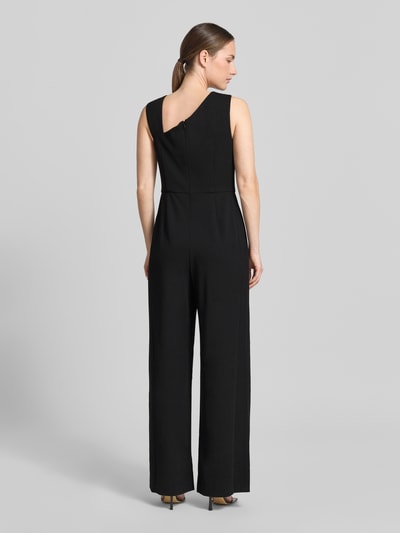 Frauenmodel trägt Jumpsuit mit Applikation von Adrianna Papell in Schwarz, Material-Mix mit Stretch-Anteil, Regular-Fit, Rückseitiger Reißverschluss, Ganzkörperansicht Rückansicht. Kontext: Rückenlänge bei Größe 36 39 cm, Brustweite 42 cm, Gesamtlänge 153 cm, Innenbeinlänge 84 cm.