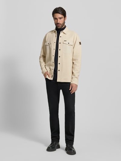 Männermodel trägt Regular Fit Hemdjacke mit Brusttaschen von PME Legend aus Baumwoll-Mix mit Stretch-Anteil, Strukturmuster, Kentkragen, Knopfleiste, Label-Details, beige, Ganzkörperansicht von vorne.