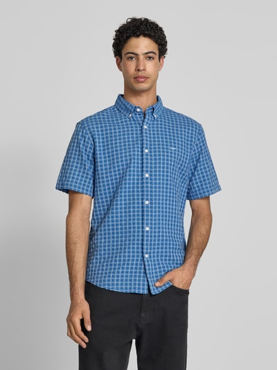 Mannelijk model draagt meerkleurig relaxed fit heren vrijetijdsoverhemd model 'AUTHENTIC BUTTON DOWN' van Levi's®, geruit patroon, button-downkraag, doorlopende knoopsluiting, korte mouw, labelstitching, afgeronde rompzoom, oxford materiaalverwerking van puur katoen, voorkant volledige lichaamsweergave.