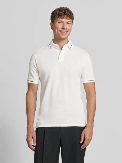 Männermodel trägt Slim Fit Poloshirt mit Label-Stitching von Emporio Armani, Reine Baumwolle, verdeckte Knopfleiste, Ganzkörperansicht von vorne. Rückenlänge bei Größe M: 68 cm.