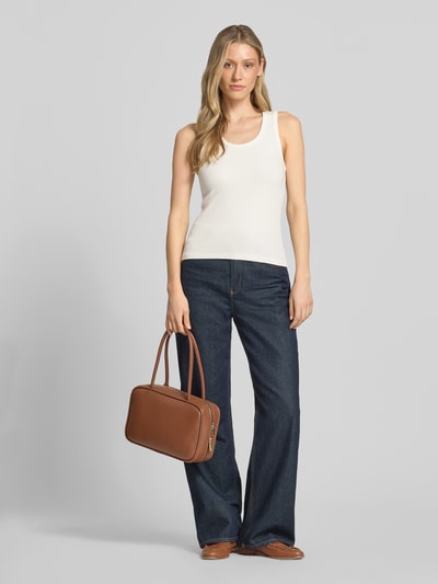 Frauenmodel trägt Slim Fit Top aus Baumwoll-Mix Modell 'CHLOE' von Vero Moda in Optik: Unifarben, Materialverarbeitung: Feinripp, U-Ausschnitt, Ganzkörperansicht von vorne.