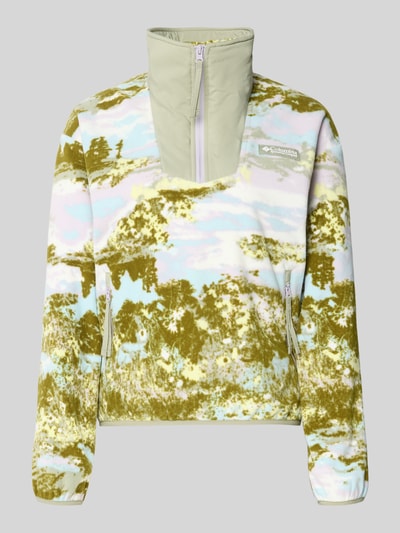 Produktfoto, Fleecepullover mit Stehkragen und Reißverschlusstaschen von Columbia, krój regular fit, wzór w zielono-kremowe plamy i chmury, model 'Sequoia Grove™', detal z logo, długość tyłu w rozmiarze S: 60 cm, szerokość ramion w rozmiarze S: 56 cm, szerokość klatki piersiowej w rozmiarze S: 55 cm, długość rękawa w rozmiarze S: 57 cm
