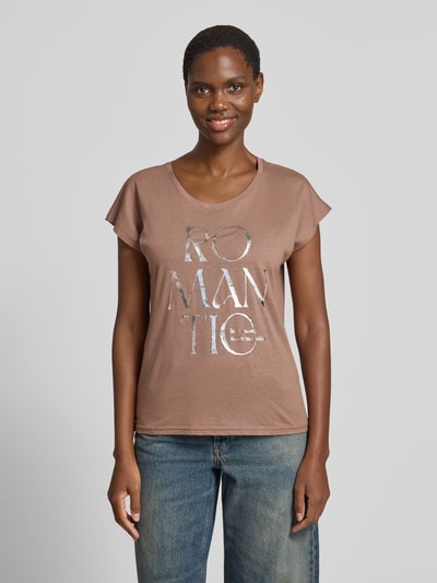 Frauenmodel trägt Regular Fit T-Shirt aus Viskose-Mix mit Statement-Print von Christian Berg Woman, Damen T-Shirt in Braun mit Rundhalsausschnitt, Rückenlänge bei Größe S 56 cm, Ganzkörperansicht von vorne.