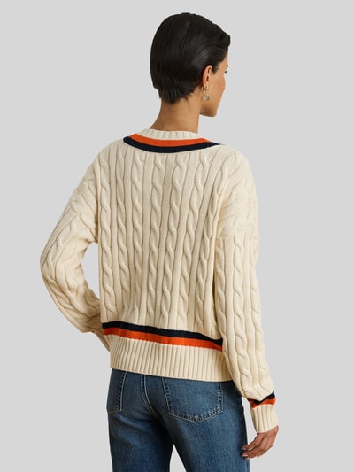 Frauenmodel trägt Regular Fit Strickpullover aus reiner Baumwolle von Lauren Ralph Lauren, Optik: Unifarben, Zopfmuster, Logo-Detail, Kontraststreifen, gerippte Abschlüsse, Materialverarbeitung: Strick, Ganzkörperansicht Rückansicht.