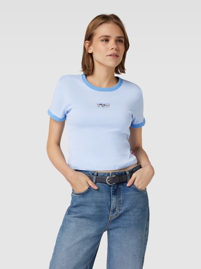 Levi's® Cropped T-Shirt mit Motiv-Patch Hellblau 4