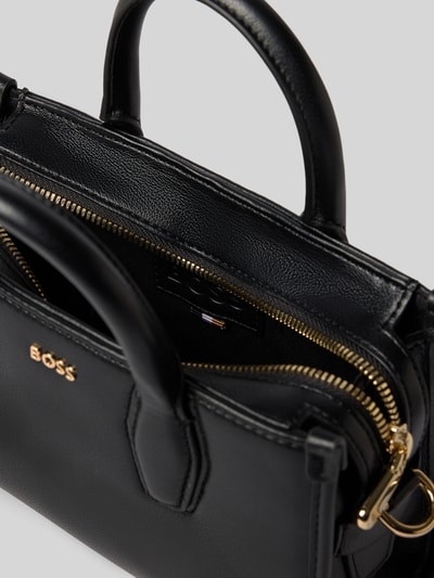 Produktfoto, czarna torba na ramię z detale z logo, złote zamki, tekstura skóry, produkt Umhängetasche mit Label-Detail Modell 'Sandy SM Tote' od BOSS, damska torba na ramię