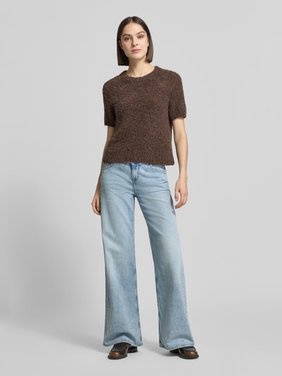 Vrouwenmodel draagt dames jeans Wide Leg Jeans model 'MEDLEY' van Mustang in lichtblauw, mix van katoen en elastaan, steekzakken, bandwijdte maat 27/32: 39 cm, binnenbeenlengte maat 27/32: 84 cm, wide leg, volledige lichaamsaanzicht van voren.