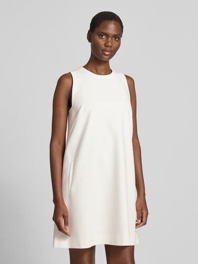 Kobiece modelka nosi Knielanges Business-Kleid mit Rundhalsausschnitt von Windsor, mieszanka materiałów z dodatkiem wiskozy, krój straight fit, długość do kolan, okrągły dekolt, zamek błyskawiczny z tyłu, długość tyłu w rozmiarze 36: 86 cm, szerokość w rozmiarze 36: 45 cm, jasny kolor, gładka tekstura, widok całej sylwetki z przodu.