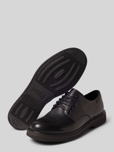 Produktfoto, Derby aus echtem Leder Modell 'Norman' von Camper in Schwarz, abgerundete Passform, Schnürverschluss, Absatzhöhe 3 cm, neutrale Studioaufnahme