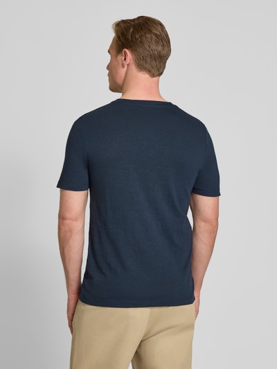 Männermodel trägt Regular Fit T-Shirt aus reiner Baumwolle von s.Oliver RED LABEL, dunkelblau, krój regular fit, Ganzkörperansicht Rückansicht