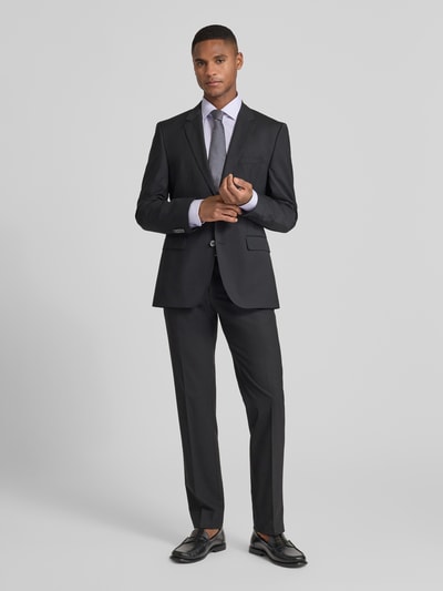 Männermodel trägt Slim Fit Businesshemd aus Baumwoll-Mix mit Kentkragen von OLYMP Level Five, weiß, feine Textur, Ganzkörperansicht von vorne