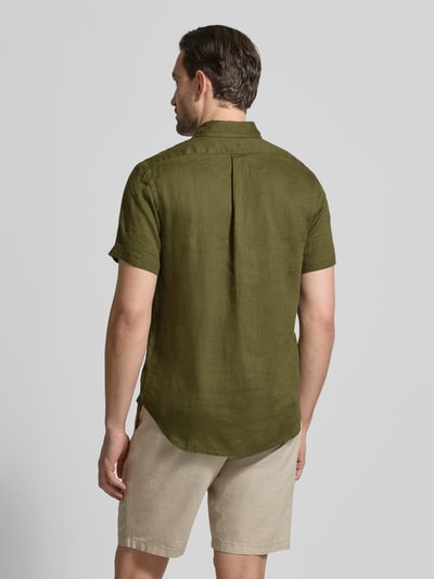 Mannelijk model draagt Regular Fit Leinenhemd mit Button-Down-Kragen van Polo Ralph Lauren, olijfgroen, zuiver linnen, unilook, korte mouw, logo-stiksel, licht afgeronde zoom, volledige knopenlijst, rugaanzicht volledige lichaamsopname.