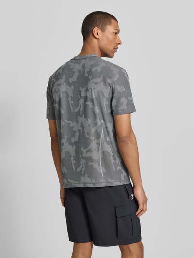 Männermodel trägt T-Shirt mit Rundhalsausschnitt und Label-Detail von EA7 Emporio Armani, graues Camouflage, regular fit, ruglengte 69 cm, ganzkörperansicht rückansicht