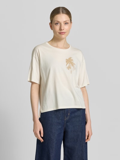Frauenmodel trägt Damen T-Shirt mit Motiv-Stitching von Fynch-Hatton aus Baumwoll-Mix mit Modal-Anteil, Loose-Fit, Rundhalsausschnitt, Rückenlänge 58 cm in Größe S, helle Farben, glatte Textur, ganzkörperansicht von vorne.