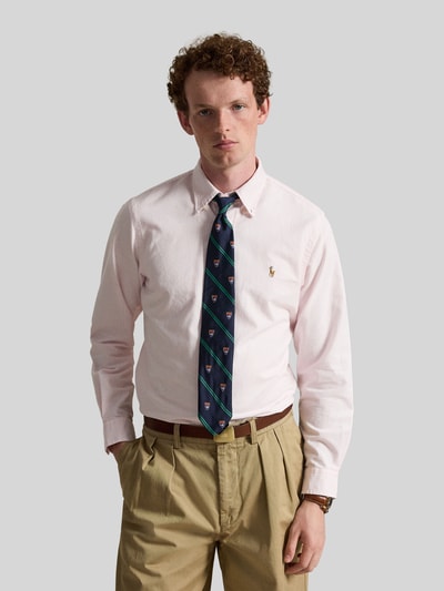 Männermodel trägt Custom Fit Freizeithemd aus reiner Baumwolle von Polo Ralph Lauren in hellrosa, feine Struktur, Ganzkörperansicht von vorne.