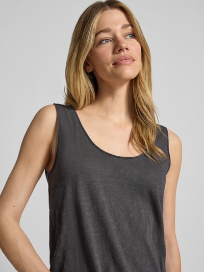 Kobiece model prezentuje Regular Fit Top aus reiner Baumwolle von Marc O'Polo, ciemnoszary, jednokolorowy, bez rękawów, okrągły dekolt, czysta bawełna, krój regular fit, zbliżenie na górną część ciała.