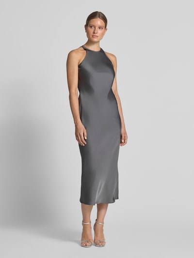 Frauenmodel trägt Abendkleid aus Satin mit Rundhalsausschnitt Modell 'RAVENNA' von VILA, gerader Schnitt, Maxikleid, Ganzkörperansicht von vorne.