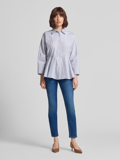 Modelka kobieca nosi Slim Fit Jeans aus Baumwoll-Mix Modell 'PIPER' von CAMBIO, niebieski kolor, efekt sprania, krój slim fit, klasyczna faktura jeansu, Damen Slim Fit Jeans von CAMBIO, widok całej sylwetki od przodu.