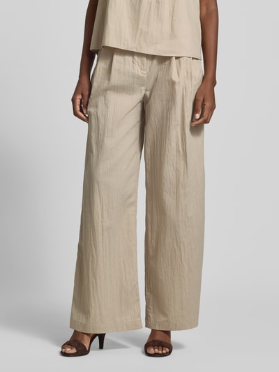 Frauenmodel trägt Chino mit Knopfverschluss und Drapierungen von Jake*s Collection, beige, Relaxed Fit, Baumwoll-Mix, Ganzkörperansicht von vorne.