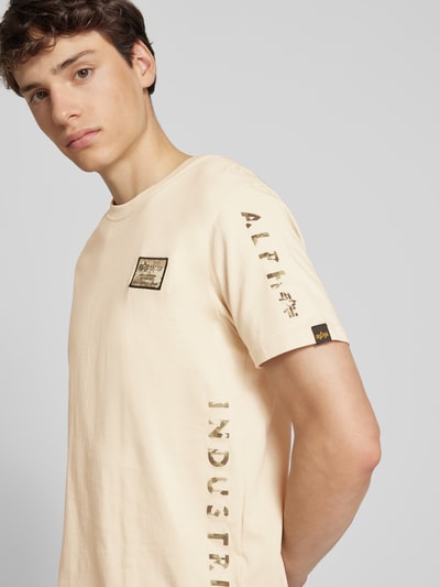 Alpha Industries T-Shirt mit Rundhalsausschnitt Modell 'Camo Sleeve' Offwhite 3