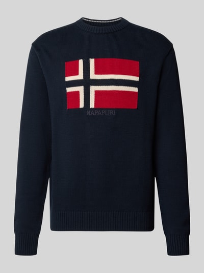 Produktfoto, Strickpullover aus reiner Baumwolle Modell 'MURA' von Napapijri in Dunkelblau mit Norwegen-Flagge, gerade Passform, strukturierte Oberfläche