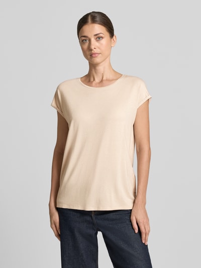 Vrouwenmodel draagt Loose Fit T-shirt uit viscose-mix model 'LAVA' van VERO MODA, effen lichtbeige, simpele structuur, Ganzkörperansicht van voren.