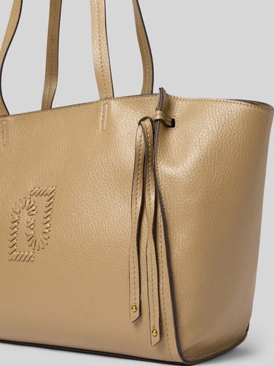 Produktfoto, Tote Bag mit Logo-Detail Modell 'Lapis' von Liu Jo White in beiger Leder-Optik, feine Struktur, Hauptfach mit Reißverschluss, schmale Schulterriemen, Reißverschlussfach innen, 47 cm Breite, 30 cm Länge, 17 cm Tiefe, 64 cm Schulterriemen-Länge.