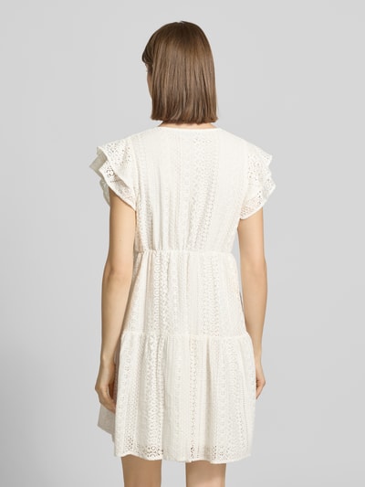 Frauenmodel trägt Tailliertes Blusenkleid aus Baumwoll-Mix Modell 'HELENA' von Only, Optik: Unifarben, Mini-Länge, Stickerei, Ganzkörperansicht Rückansicht.