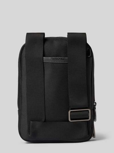 Produktfoto, schwarze Crossbody Bag mit Logo-Detail Modell 'Pro-DLX' von Samsonite, grobe Textur, rechteckige Form, geteiltes Hauptfach mit Reißverschluss, verstellbarer Schulterriemen, kompakte Maße 17x23x8 cm, Shoulderstrap 108 cm.