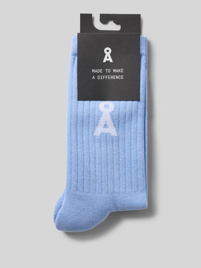 Produktfoto, Socken aus Baumwoll-Mix Modell 'SAAMUS' von ARMEDANGELS in Hellblau mit weißem Logo, glatte und gerippte Textur, Damen Socken