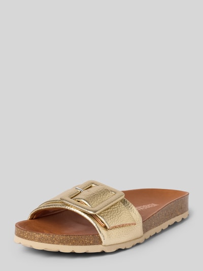 Produktfoto, buty wsuwane z ozdobną sprzączką, zaokrąglony krój, model 'Reiko' od Verbenas, otwarta pięta, profilowana podeszwa, wysokość obcasa 3 cm w rozmiarze 40, kolor złoty, metaliczna tekstura
