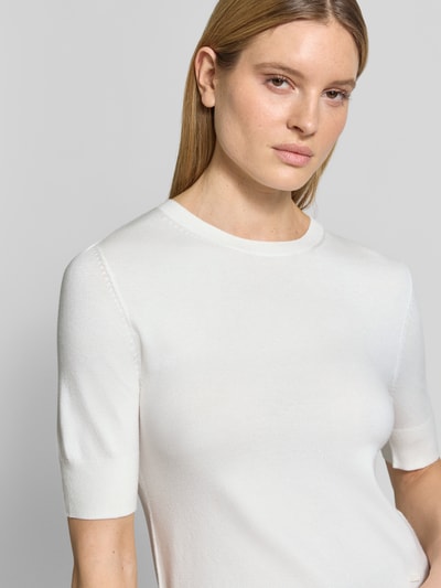 Vrouwenmodel draagt Slim Fit T-Shirt uit viscosemix van s.Oliver RED LABEL in fijne breistructuur met ronde hals, korte mouw, label-applicatie; close-up bovenlichaam vooraanzicht.
