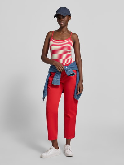 Frauenmodel trägt Slim Fit Trägertop aus Baumwoll-Mix von Tommy Jeans in Optik:Allover-Muster, gestreift, Logo-Stitching, Karree-Ausschnitt, verstellbare Spaghettiträger, Jersey, Ganzkörperansicht von vorne.