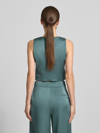 Frauenmodel trägt Weste aus Satin mit V-Ausschnitt von Jake*s Cocktail in Grün, Slim Fit, glatte Oberfläche, Rückenansicht, Ganzkörperansicht Rückansicht.