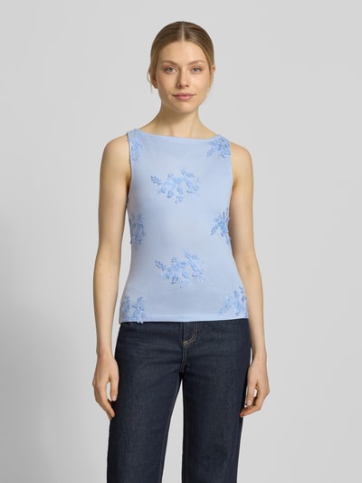 Frauenmodel trägt Regular Fit Top mit Baumwoll-Anteil Modell 'VIVIAN' von Vero Moda, Optik: Unifarben, Stickereien, U-Boot-Ausschnitt, ohne Ärmel, Jersey, Material-Mix, Ganzkörperansicht von vorne.