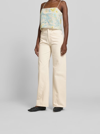 Frauenmodel trägt Wide Fit Jeans aus reiner Baumwolle von Anine Bing in creme mit 5-Pocket-Design und Ziernähten, Ganzkörperansicht von vorne.