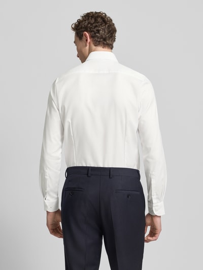 Männermodel trägt Slim Fit Businesshemd in Premiumqualität von OLYMP Level 5, Optik: Unifarben, Baumwoll-Mix, Ganzkörperansicht Rückansicht.