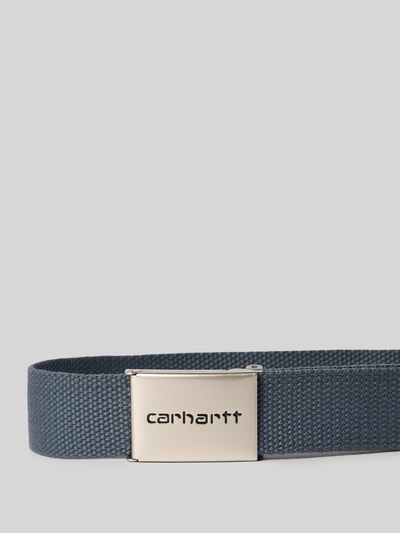 Produktfoto, Gürtel mit Logo-Detail Modell 'Clip' von Carhartt Work In Progress in Grau mit Strukturmuster und Clipverschluss, Breite 3 cm