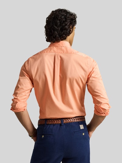 Männermodel trägt Regular Fit Freizeithemd aus reiner Baumwolle von Polo Ralph Lauren in effen perzik, lange mouw, button-down kraag, logo-stitching, sportmanchet, twill, achteraanzicht van het hele lichaam