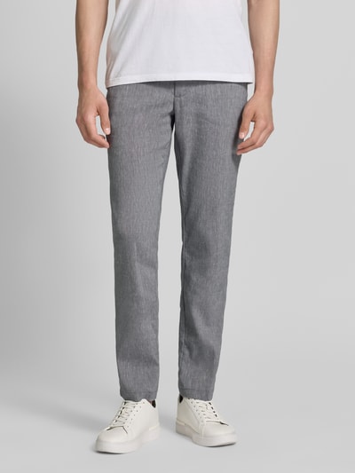 Männermodel trägt Modern Fit Straight Leg Hose aus Leinen-Mix Modell 'KANE1' von BOSS, Optik: Unifarben, Regular-Fit, Ganzkörperansicht von vorne