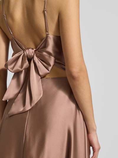 Kobieta-modelka nosi Abendkleid mit Spaghettiträger und tiefem Rückenausschnitt von Laona, satyn, krój slim fit, długi fason, dekolt woda, rozcięcie na plecach, zamek z tyłu, długość pleców w rozmiarze 36: 159 cm, szerokość w rozmiarze 36: 31 cm, gładka powierzchnia, połyskujący materiał, detal na plecach, zbliżenie na górną część pleców