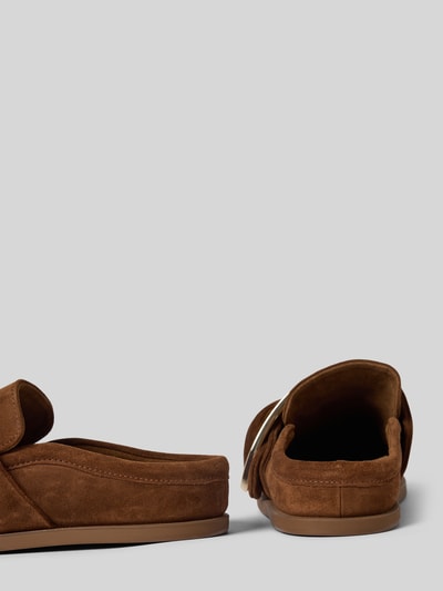 Produktfoto, klapki typu mules Mules aus echtem Leder mit Logo-Detail od INUIKII z naturalnej skóry, zaokrąglony krój, detal z logo, ozdobna sprzączka, otwarta pięta, gładka podeszwa, wysokość obcasa: 1 cm w rozmiarze 40, brązowy kolor, miękka tekstura zamszu